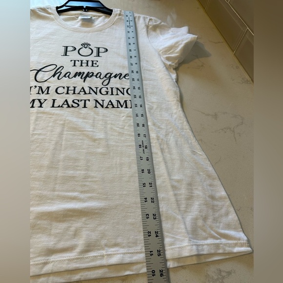 New Pop the Champagne I’m Changing My Last Name T-Shirt & countdown blocks Sz S - Picture 8 of 11